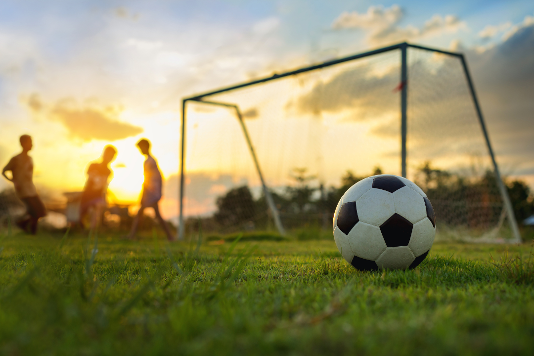 サッカーボールの空気が抜ける原因と対処法まとめ【長持ちさせるコツも紹介】